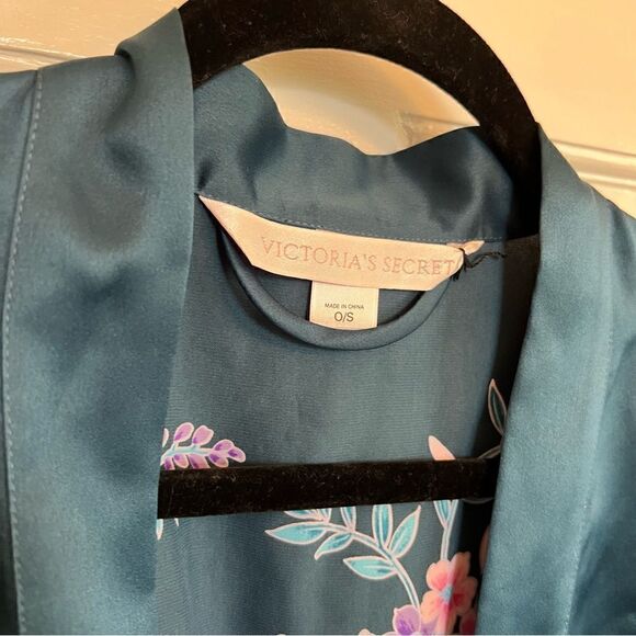 Victoria's Secret Other - Victoria’s Secret teal floral O/S kimono Robe